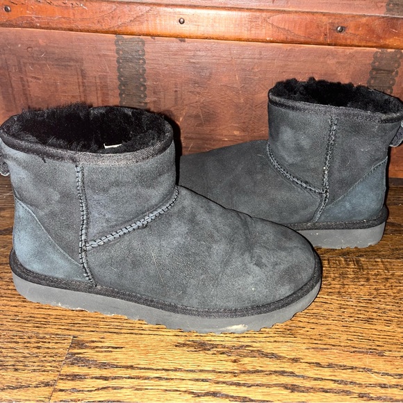 Classic Ugg Minis - Picture 1 of 4